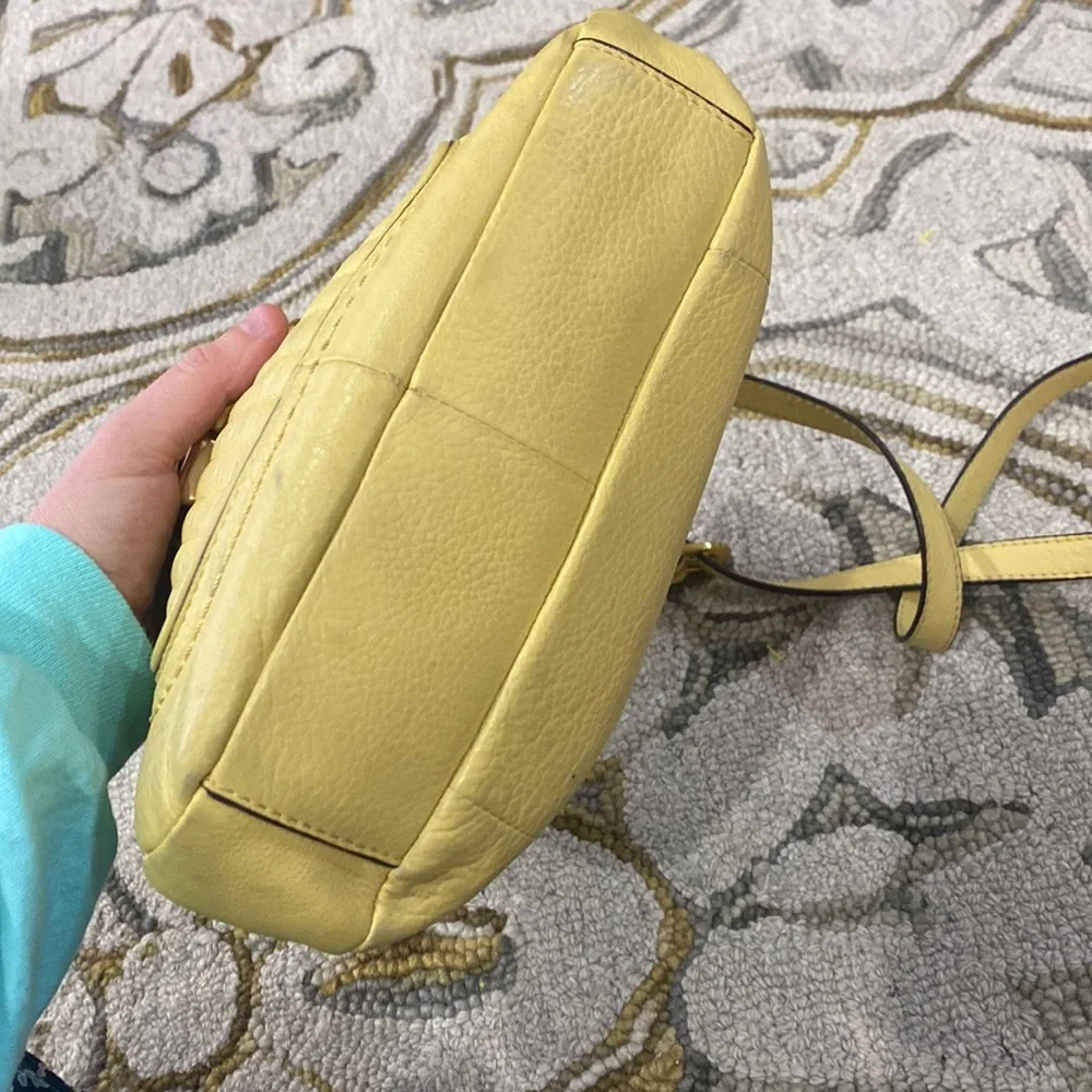 💕 B. Makowsky light yellow medium leather crossbody bag 💕